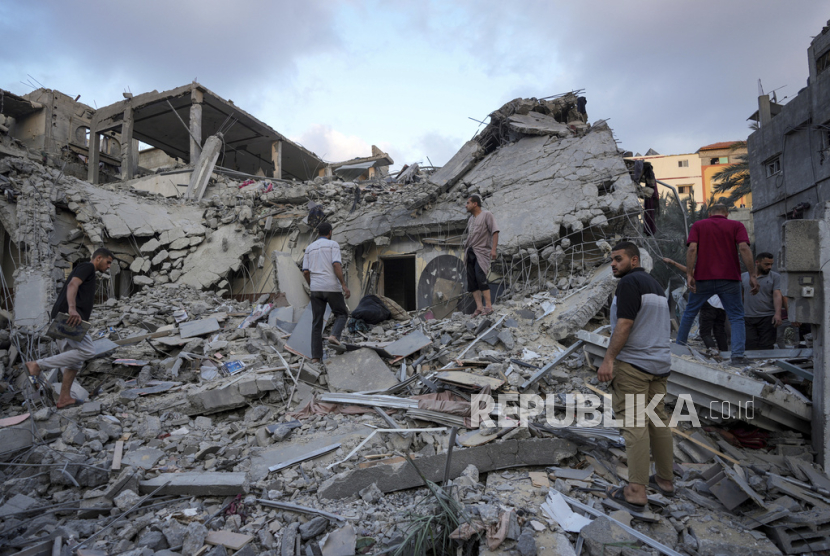 Warga Palestina melihat kehancuran pasca serangan udara Israel di Deir al Balah, Jalur Gaza, Selasa, (30/4/2024).