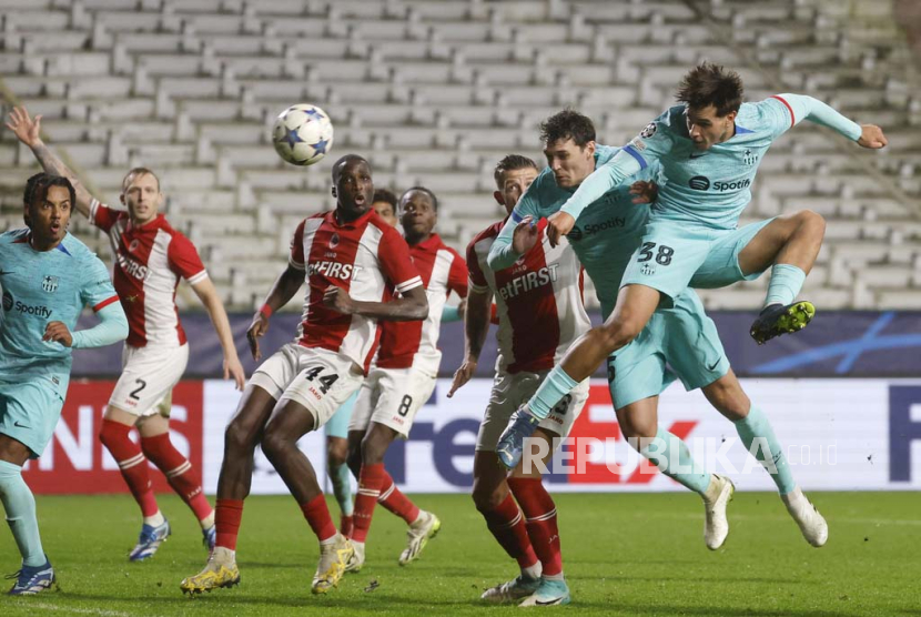 Barcelona Marc Guiu, right, scores his sides second goal during the Champions League Group H soccer match between Antwerp and Barcelona at the Bosuil stadium in Deurne, Belgium, Wednesday, Dec. 13, 2023. 