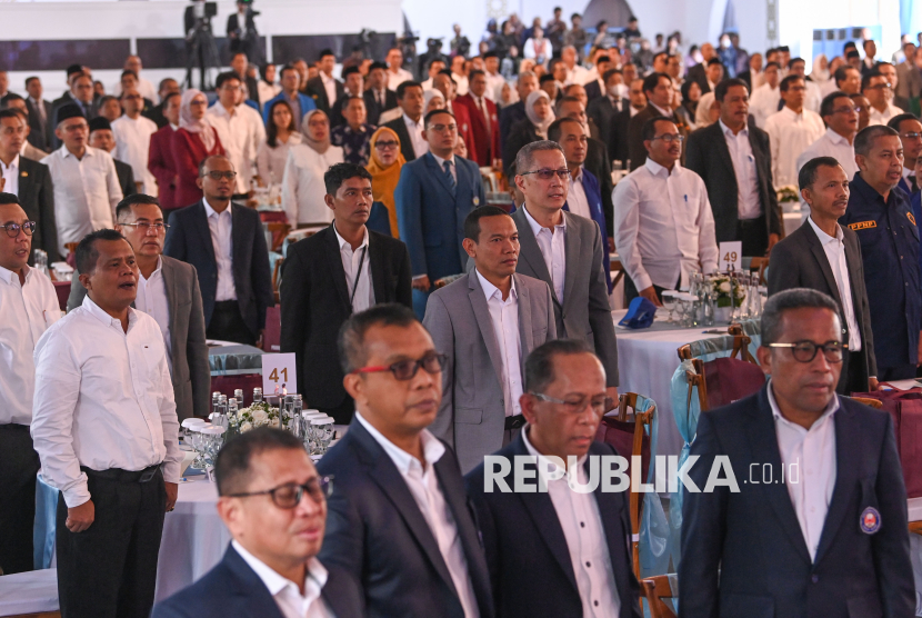 Sejumlah rektor serta pimpinan perguruan tinggi negeri dan swasta se-Indonesia berdiri menyanyikan lagu kebangsaan indonesia Raya pada silaturahmi bersama Presiden Prabowo Subianto di Istana Kepresidenan, Jakarta, Kamis (13/3/2025). Dalam pertemuan yang dihadiri 184 rektor perguruan tinggi dari sejumlah provinsi se-Indonesia tersebut Presiden Prabowo memberikan arahan terkait pendidikan tinggi Indonesia ke depan. 