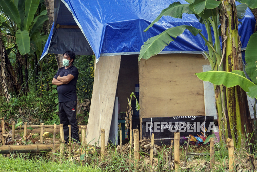 Seorang warga melakukan isolasi mandiri di gubuk Lapangan Tazakka, Bandar, Kabupaten Batang, Jawa Tengah, Selasa (5/5/2020). Warga dengan berstatus Orang Tanpa Gejala (OTG) positif COVID-19 itu melakukan isolasi mandiri di gubuk Lapangan Tazakka sejak 4 Mei 2020 usai melakukan perjalanan dari Bali hingga menunggu hasil tes dinyatakan negatif Covid-19 oleh pihak medis setempat