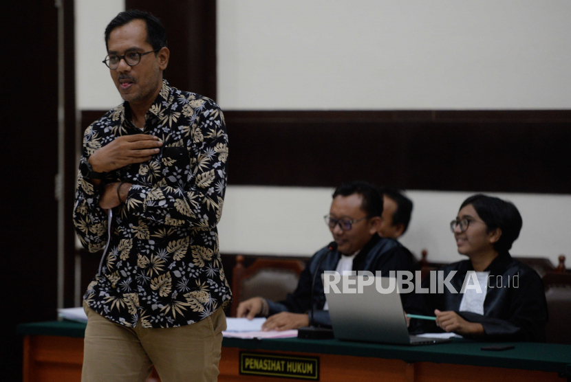 Pendiri Lokataru Haris Azhar bersiap menjalani sidang dakwaan di Pengadilan Negeri Jakarta Timur, Senin (3/4/2023). Haris Azhar dan Fatia Maulidiyanti didakwa melakukan pencemaran nama baik terhadap Menteri Koordinator Bidang Kemaritiman dan Investasi Luhut Binsar Pandjaitan dalam unggahan video pada akun Youtube milik Haris Azhar.