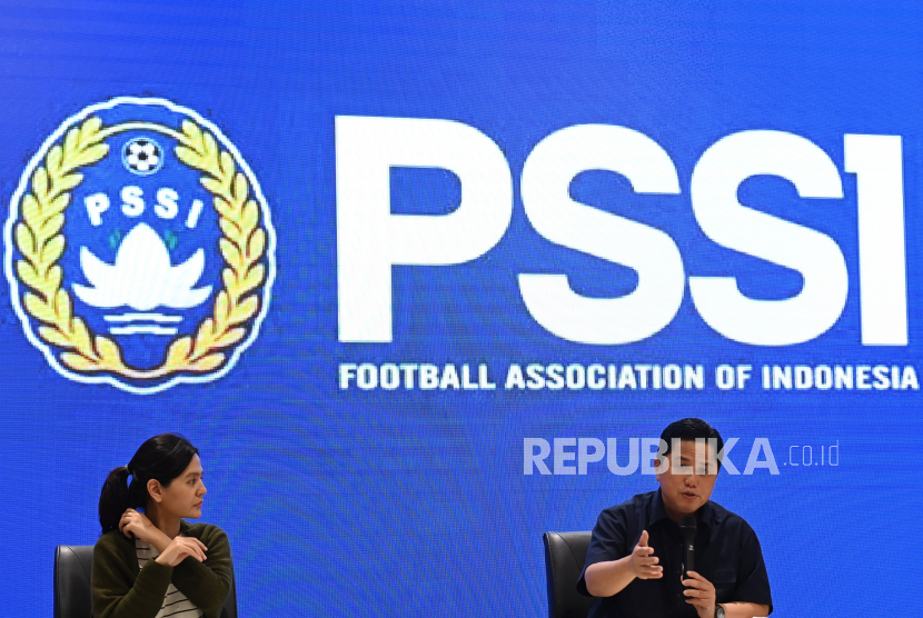 Ketua Umum Persatuan Sepak Bola Seluruh Indonesia (PSSI) Erick Thohir (kanan) didampingi Wakil Ketua Umum Ratu Tisha Destria (kiri) memberikan keterangan pers terkait hasil keputusan bersama Sarasehan Sepak Bola Indonesia di GBK Arena, Jakarta, Ahad (5/3/2023). Hasil kesepakatan tersebut diantaranya PSSI akan mengubah nama Liga 1 menjadi Liga Indonesia dan Liga 2 menjadi Liga Nusantara serta mengumumkan jadwal Liga 1 akan dimulai pada Juli 2023 dan berakhir pada April 2024, sedangkan Liga 2 dimulai pada November 2023 dan berakhir pada Juni 2024.  