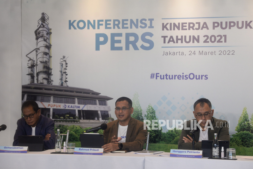 Direktur Utama PT Pupuk Kalimantan Timur (PKT) Rahmad Pribadi (tengah) didampingi Direktur Keuangan dan Umum PKT Qomaruzzaman (kiri) dan Direktur Operasi dan Produksi PKT Hanggara Patrianta (kanan) saat memberikan keterangan terkait kinerja tahun 2021 di Jakarta, Kamis (24/3/2022). Pada Tahun 2021 PKT berhasil mencatatkan laba setelah pajak senilai Rp 6,17 triliun atau tertinggi sepanjang sejarah. 