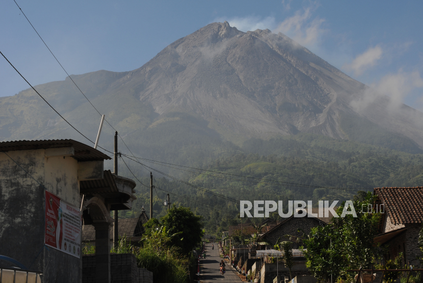 Gunung Merapi masih berstatus waspada hingga saat ini.  Gunung Merapi terlihat dari kawsan Selo, Boyolali, Jawa Tengah, Jumat (10/7/2020).  