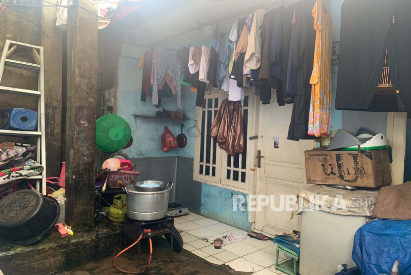 Penampakan rumah kontrakan pria berinisial AS yang dicatut sebagai pemilik mobil Jeep Rubicon yang kendarai Mario Dandy, di kawasan Mampang Prapatan, Jakarta Selatan, Jumat (3/3). 