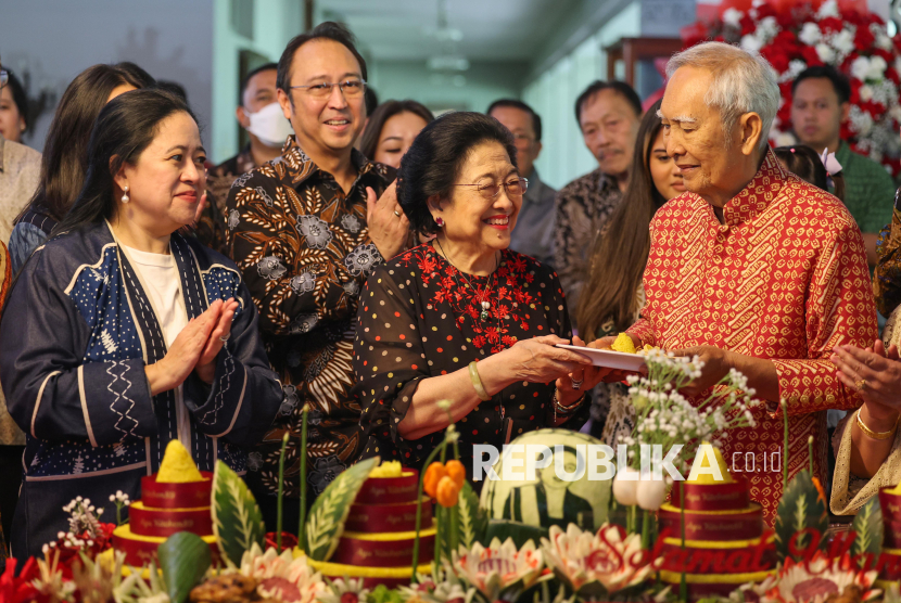 Presiden Kelima RI yang juga Ketua Umum PDI Perjuangan Megawati Soekarnoputri (kedua kanan) memberikan potongan nasi tumpeng kepada kakaknya, Guntur Soekarnoputra (kanan) dengan disaksikan putri dan putri Megawati, Puan Maharani (kiri) dan Muhammad Prananda Prabowo (kedua kiri) dalam perayaan hari ulang tahun (HUT) ke-78 Megawati di Istana Batu Tulis, Kota Bogor, Jawa Barat, Kamis (23/1/2025). Megawati merayakan hari ulang tahunnya secara sederhana dan tertutup bersama keluarga, sahabatnya, serta sejumlah perwakilan kader PDI Perjuangan. 