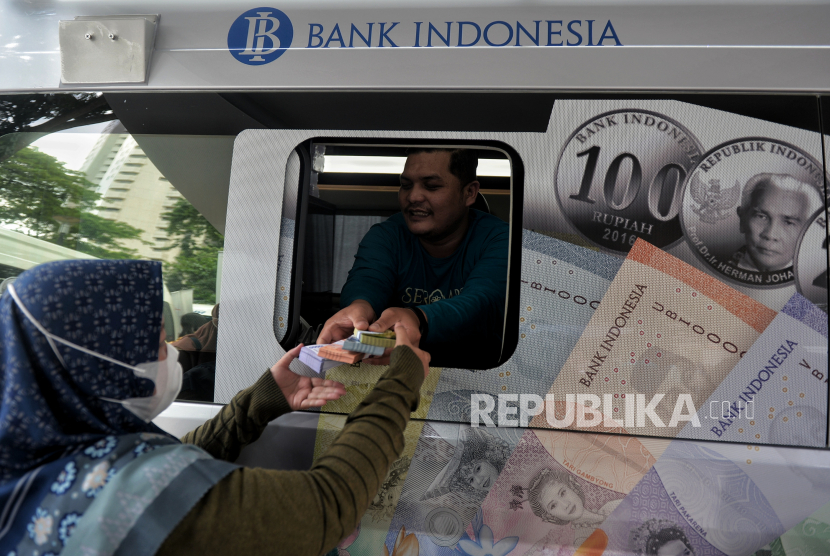 Warga menukarkan uang pecahan baru di area Parkir Timur Gelora Bung Karno (GBK) Jakarta, Ahad (9/4/2023). Bank Indonesia menyediakan layanan kas keliling untuk memastikan kebutuhan masyarakat terhadap uang layak edar jelang Hari Raya Idul Fitri 1444 Hijriah. 