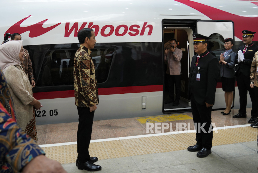 Presiden Joko Widodo (tengah) didampingi Ibu Negara Iriana Joko Widodo (kiri) bersiap menaiki kereta cepat Jakarta-Bandung usai peresmiannya di Stasiun Halim, Jakarta, Senin (2/10/2023).