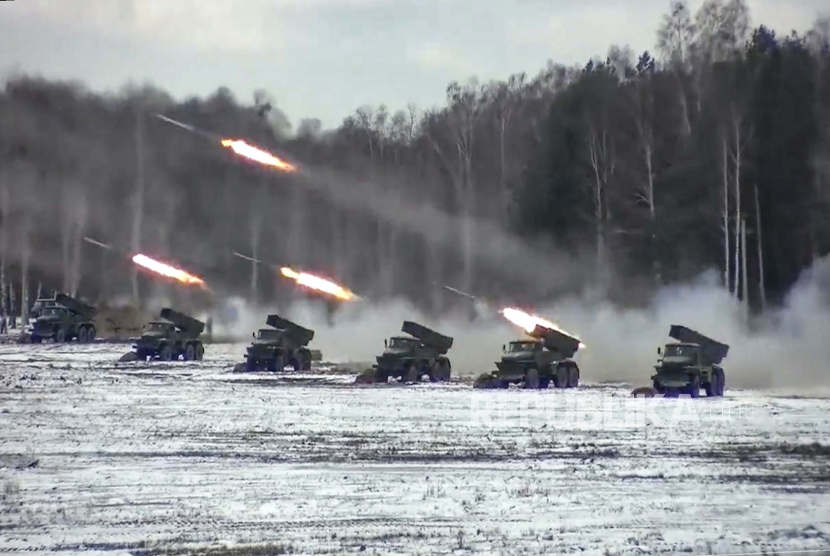 FILE - Dalam foto ini diambil dari video dan dirilis oleh Layanan Pers Kementerian Pertahanan Rusia pada Jumat, 4 Februari 2022, beberapa peluncur roket menembak selama latihan militer gabungan Belarusia dan Rusia di lapangan tembak Brestsky, Belarusia. 