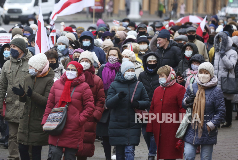  Pensiunan Belarusia yang mengenakan masker wajah untuk melindungi dari virus korona menghadiri rapat umum oposisi untuk memprotes hasil resmi pemilihan presiden di Minsk, Belarusia, Senin, 23 November 2020. 