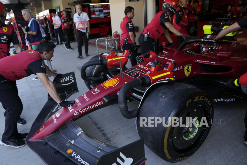 Pembalap Ferrari Charles Leclerc, dari Monaco, duduk di dalam mobilnya saat ia bersiap untuk memulai sesi latihan pertama Grand Prix Formula Satu Abu Dhabi, di Abu Dhabi, Uni Emirat Arab, Jumat, 18 November 2022.