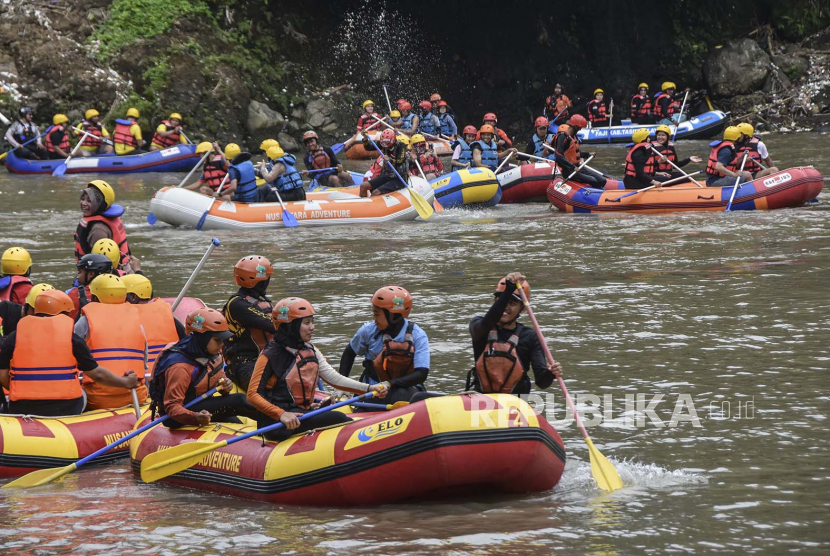 Sejumlah peserta mendayung perahu pada Festival Tasik Baseuh #7 di Sungai Ciwulan, Kota Tasikmalaya, Jawa Barat. Pengelola wisata diimbau mewaspadai aliran sungai saat curah hujan tinggi.