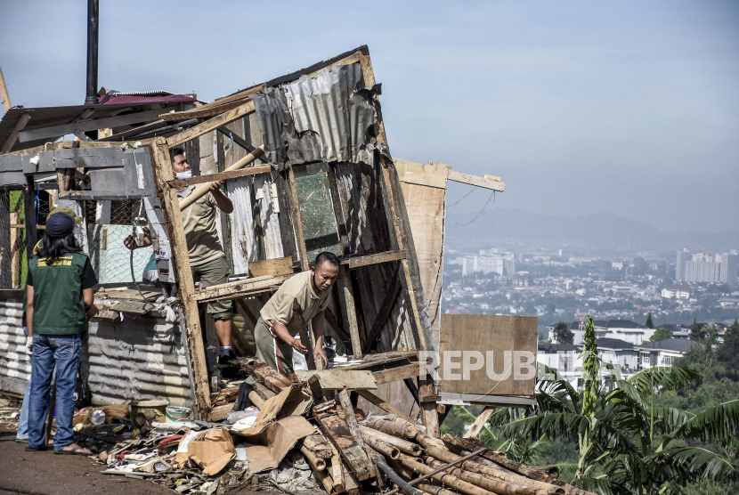 Sejumlah anggota TNI dan warga membersihkan puing reruntuhan bangunan pascabencana angin puting beliung. Ilustrasi.