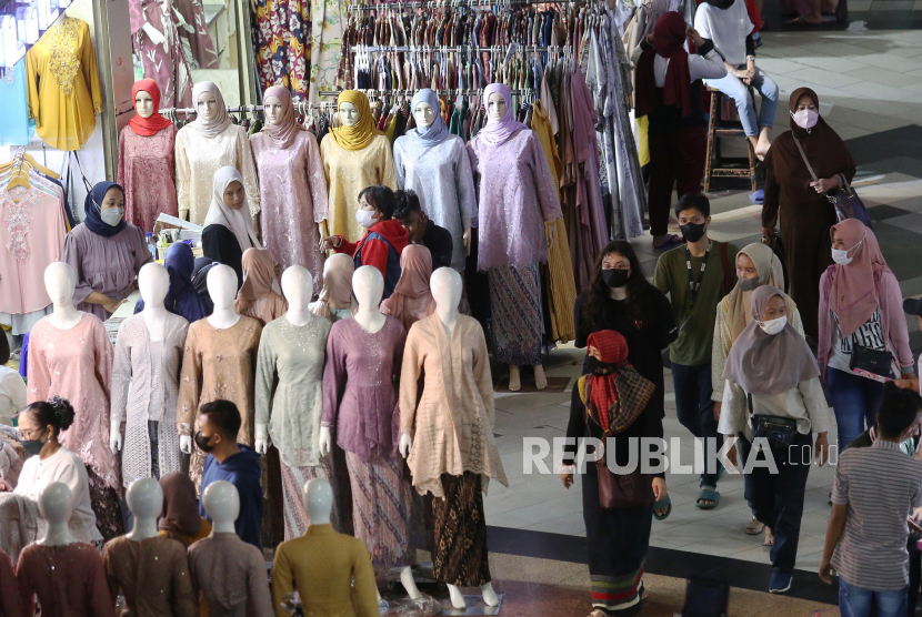 Warga berbelanja di Blok B Pasar Tanah Abang, Jakarta, Selasa (10/5/2022). Sejumlah pedagang di Blok A Pasar Tanah Abang memasarkan mukena dengan sebutan Mukena Lesti.