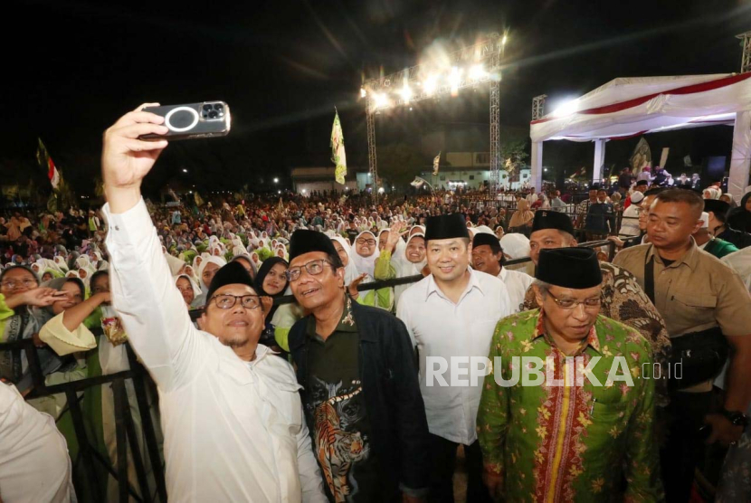 Ketua Umum Partai Perindo Hary Tanoesoedibjo bersama Calon Wakil Presiden Nomor Urut 3, Mahfud MD menghadiri acara Shawalat Persatuan Indonesia yang diselenggarakan oleh Partai Perindo di Lamongan, Sabtu (13/1/2024).