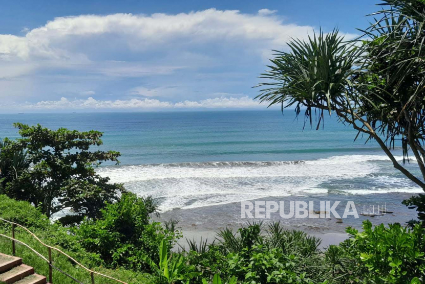 Suasana Pantai Karang Nini di Kabupaten Pangandaran. Libur sekolah ini akan meningkatkan okupansi hotel di Pangandaran, Jawa Barat.