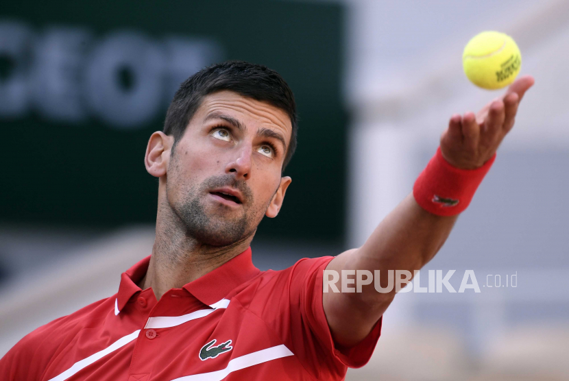 Petenis Novak Djokovic kalahkan petenis Lithuania Ricardas Berankis 6-1, 6-2, 6-2 pada babak kedua yang berlangsung di Roland Garros, Paris, Kamis.