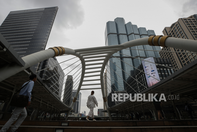 Orang-orang berjalan di jembatan di Bangkok, Thailand, 29 Oktober 2020. Menurut data yang dirilis Kantor Dewan Pembangunan Ekonomi dan Sosial Nasional, Senin (17/5/2021), perekonomian Thailand menyusut 2,6 persen pada kuartal pertama 2021 dibanding tahun sebelumnya. 