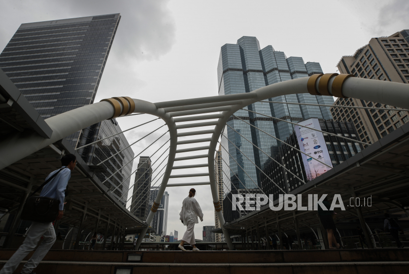 Orang-orang berjalan di jembatan di Bangkok, Thailand, 29 Oktober 2020. Thailand kekurangan sekitar 500 ribu tenaga kerja asing di sektor manufaktur dan jasa untuk mendukung pemulihan ekonominya.