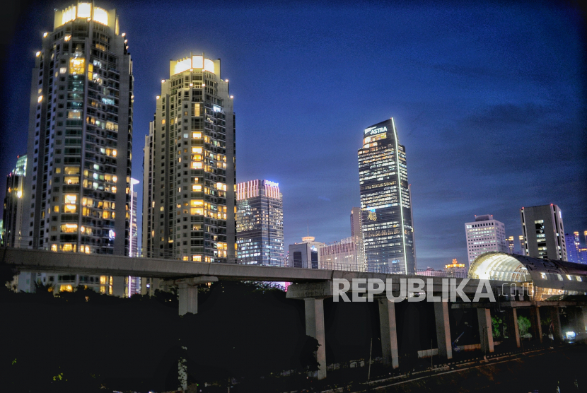 Suasana gedung perkantoran terlihat di kawasan Kuningan, Jakarta, Selasa (6/4). Dana Moneter Internasional (IMF) menilai perekonomian global mulai pulih dari guncangan akibat virus Covid-19. 