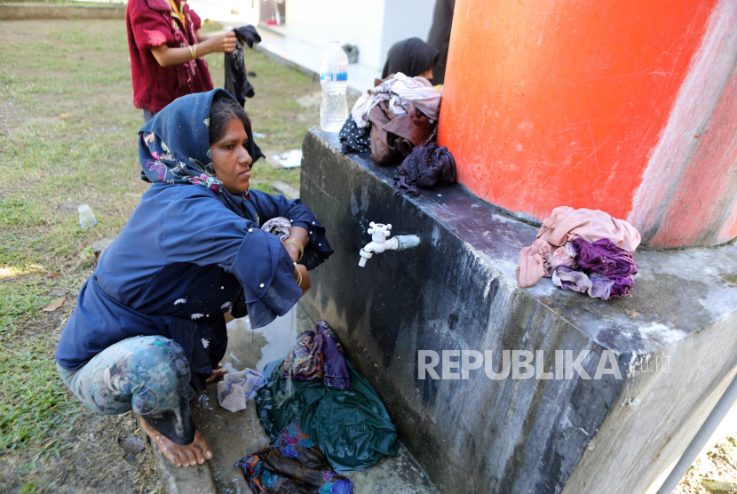 Pengungsi etnis Rohingya mencuci pakaiannya di tempat pengungsian sementara yang disediakan oleh Pemerintah Daerah di Ladong, Aceh Besar, Senin (9/1/2023).