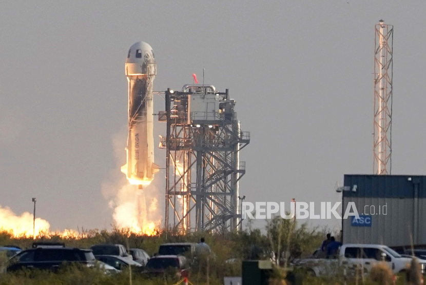  FILE - Peluncuran roket New Shepard Blue Origin membawa penumpang Jeff Bezos, pendiri Amazon dan perusahaan pariwisata ruang angkasa Blue Origin, saudara Mark Bezos, Oliver Daemen dan Wally Funk, dari pelabuhan antariksa di dekat Van Horn, Texas pada 20 Juli 2021. 
