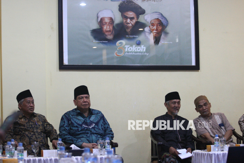 Pemilik Trans7 Chairul Tanjung (kedua kiri) bersama tokoh Nahdlatul Ulama Prof Mohammad Nuh (kiri), pengasuh Pondok Pesantren Lirboyo KH Athoillah Sholahuddin Anwar (kanan), dan KH Abdullah Kafabihi Mahrus (kedua kanan) melakukan pertemuan di Pondok Pesantren Lirboyo, Kota Kediri, Jawa Timur, Kamis (23/10/2025). Kunjungan Chairul Tanjung tersebut merupakan bentuk permohonan maaf secara langsung kepada pengasuh pondok pesantren Lirboyo terkait salah satu tayangan program Expose Uncensored Trans7 yang dinilai telah melecehkan kiai serta dunia pesantren. 