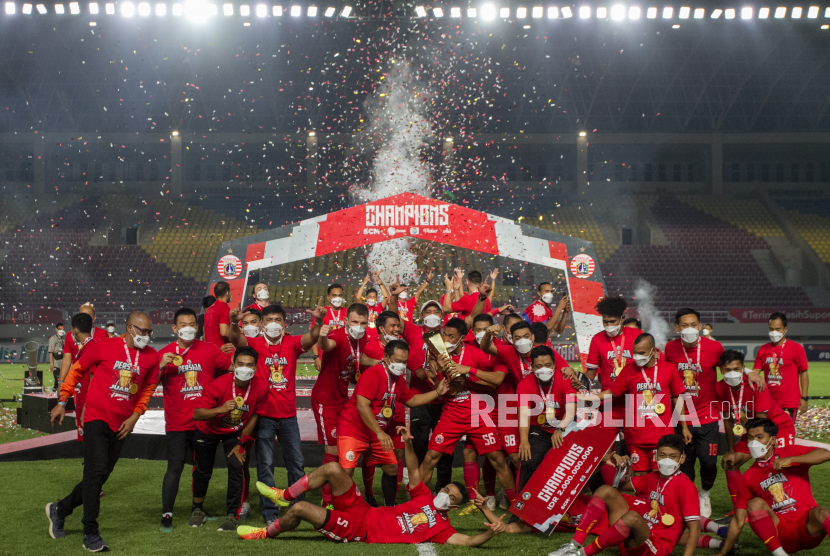 Pemain Persija mengangkat trofi Piala Menpora usai mengalahkan Persib Bandung pada pertandingan leg dua final Piala Menpora di Stadion Manahan, Solo, Jawa Tengah.  Staf pelatih Persija Jakarta fokus membenahi fisik para pemain dalam latihan di POR Sawangan, Depok, mulai Sabtu (14/8), setelah Marko Simic dan kawan-kawan menjalani libur PPKM.