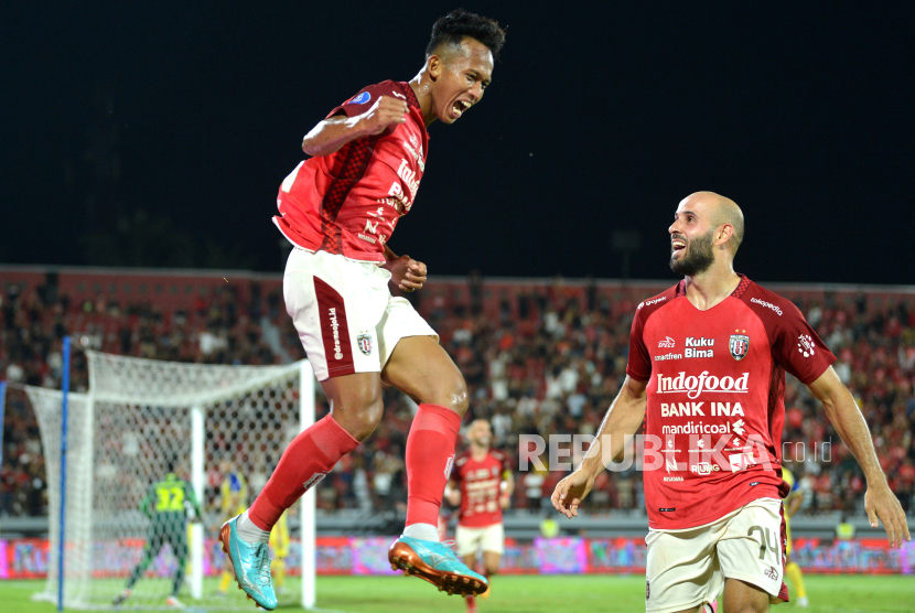 Pesepak bola Bali United Rahmat (kiri) berselebrasi bersama Mohammed Rashid (kanan) usai mencetak gol ke gawang PS Barito Putera saat pertandingan Liga 1 2023/2024 di Stadion Kapten I Wayan Dipta, Gianyar, Bali, Ahad (27/8/2023). Bali United mengalahkan PS Barito Putera dengan skor 2-1. 