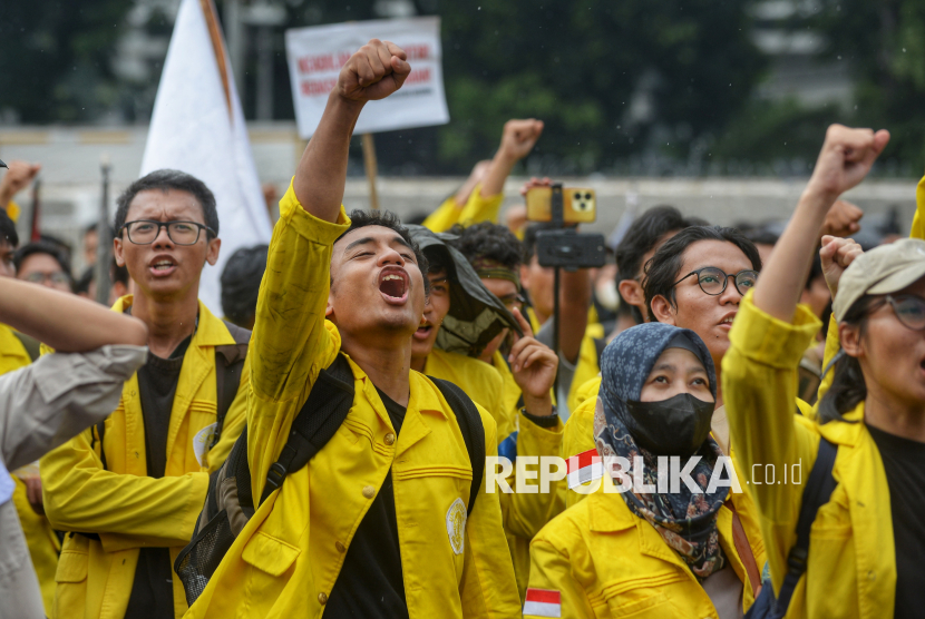 Sejumlah mahasiswa menggelar aksi mengawal tuntutan 17+8 di depan Gedung DPR/MPR, Senayan, Jakarta, Selasa (9/9/2025).