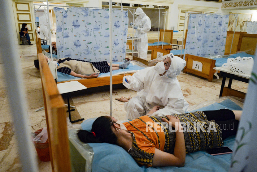Seorang pekerja medis menempatkan infus ke pasien yang diduga memiliki coronavirus di restoran yang diubah menjadi klinik di Bishkek, Kirgistan, Rabu, 22 Juli 2020. 