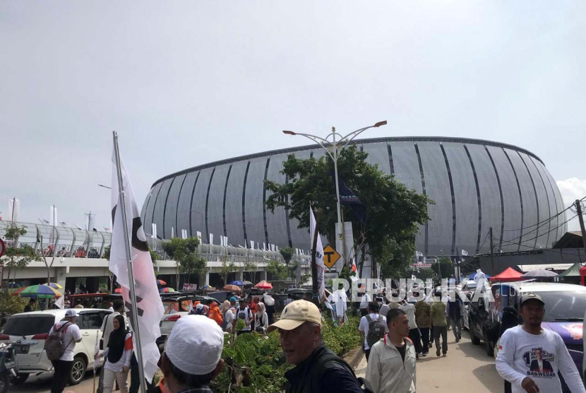 Suasana di luar Jakarta Internasional Stadium (JIS) saat Kumpul Akbar Amin, Sabtu (9/2/2024).