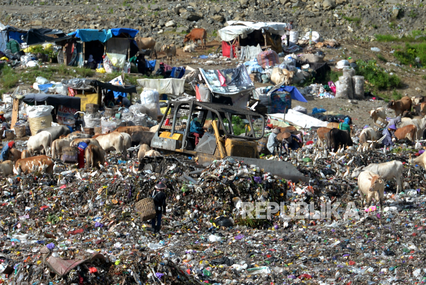 Alat berat meratakan tumpukan sampah di lokasi baru TPST Piyungan, Bantul, DI Yogyakarta.