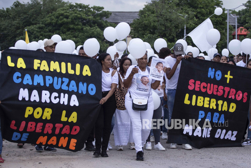 Sebuah pawai dengan ratusan orang mengenakan pakaian putih untuk menunjukkan solidaritas dan menuntut pembebasan ayah penyerang Liverpool Luis Diaz di Kolombia, Selasa (31/10/2023).