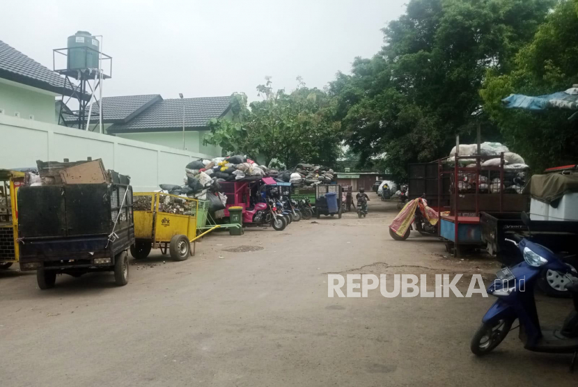 Kondisi tempat pembuangan sementara (TPS) sampah Cikutra, Kota Bandung, Jawa Barat, Selasa (2/5/2023).