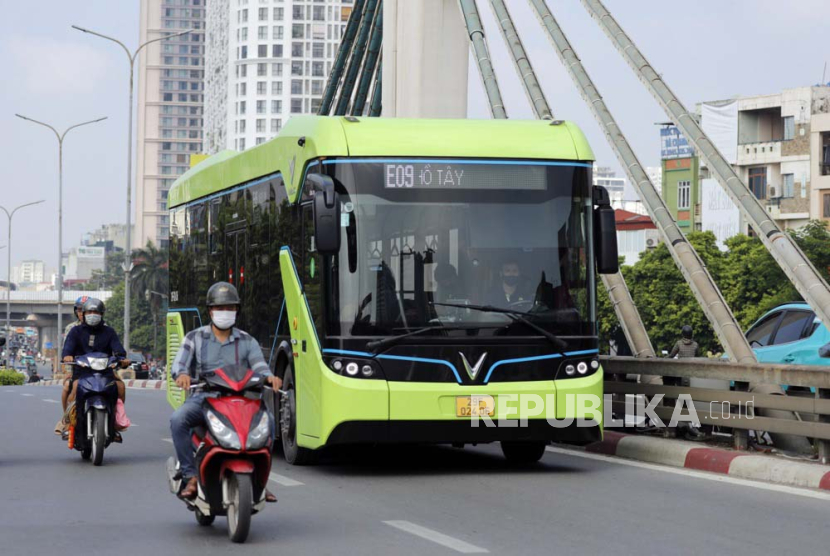 Bus listrik Vinfast di jalan Kota Hanoi, Vietnam, 17 August 2023.