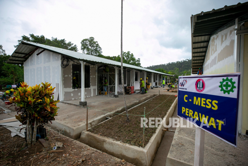 Pekerja memperbaiki bangunan bekas rumas sakit pengungsi Vietnam di kawasan bekas Camp Vietnam di Pulau Galang, Batam, Kepulauan Riau, Jumat (20/3/2020). 