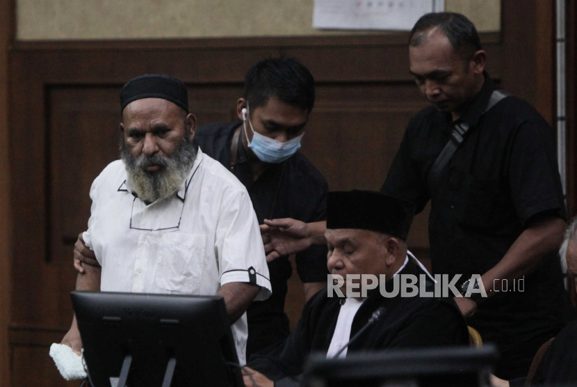 Terdakwa Gubernur nonaktif Papua Lukas Enembe (kiri) bersiap menjalani sidang lanjutan di Pengadilan Tipikor, Jakarta. (ilustrasi)