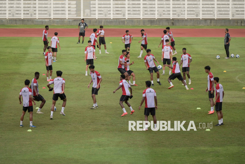 Sejumlah pesepak bola Timnas Indonesia U-20 mengikuti sesi latihan di Stadion Madya, Kompleks Gelora Bung Karno, Senayan, Jakarta, Rabu (15/1/2025). Latihan tersebut digelar sebagai persiapan pertandingan Piala Asia U-20 2025 pada 12 Februari hingga 1 Maret 2025 di China. 