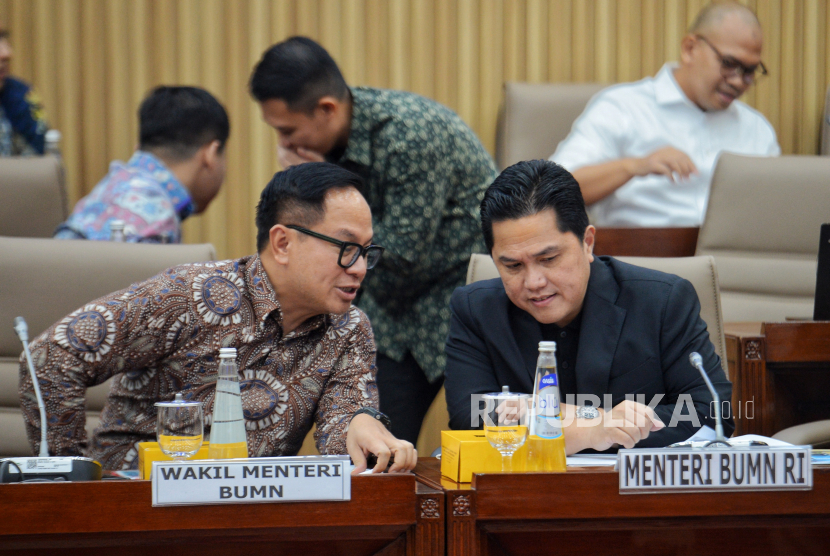 Menteri BUMN Erick Thohir (kanan) didampingi Wakil Menteri BUMN Kartika Wirjoatmodjo (kiri) saat menghadiri rapat kerja bersama Komisi VI DPR RI, di Gedung Nusantara I, Kompleks Parlemen, Jakarta, Senin (4/12/2023). Rapat tersebut membahas tentang laporan dan evaluasi pelaksanaan kinerja BUMN tahun 2023, evaluasi capaian kinerja BUMN Tahun 2023 dan rencana aksi pembinaan BUMN tahun 2024.