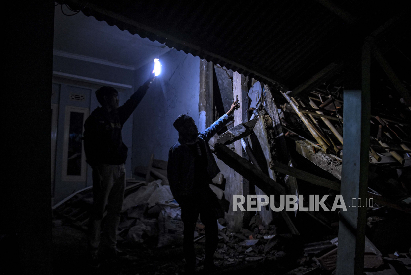 Warga menunjukkan rumah yang rusak akibat gempa bumi di Cijedil, Kecamatan Cugenang, Kabupaten Cianjur, Senin (21/11/2022). PT PLN (Persero) telah berhasil memulihkan pasokan listrik lebih dari 89 persen atau mencakup sekitar 291.000 pelanggan yang terdampak gempa di Cianjur, Jawa Barat.