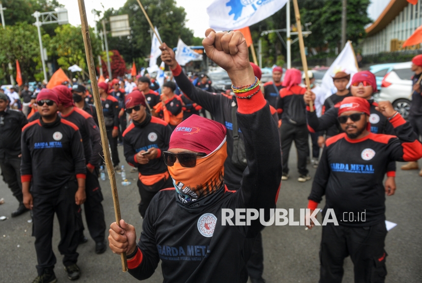 Tolak Kenaikan UMP, Buruh Gelar Aksi di Kawasan Patung Kuda Monas