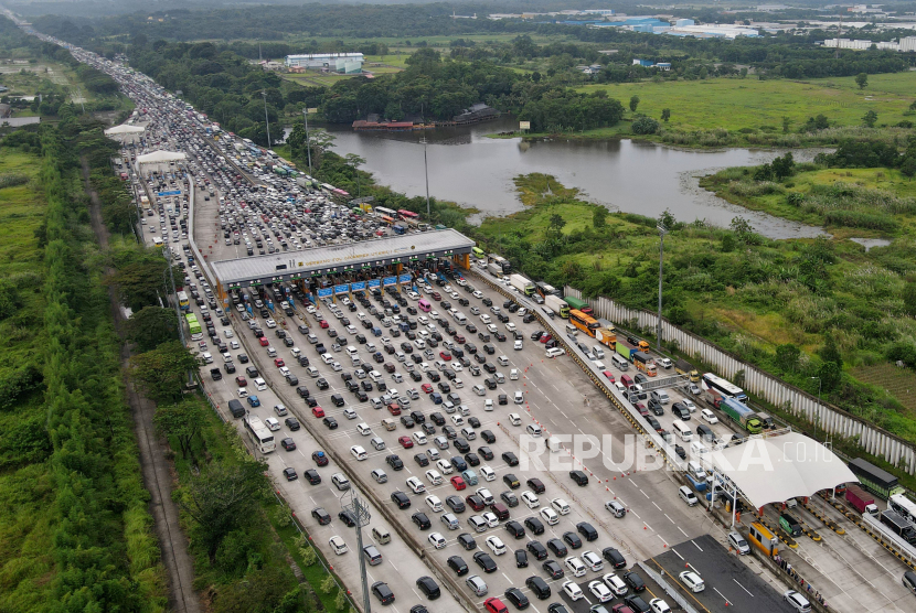 Sejumlah kendaraan antre memasuki Gerbang Tol Cikampek Utama, Cikampek, Jawa Barat, Kamis (28/4/2022). PT Jasa Marga (Persero) Tbk mencatat sebanyak 1,39 juta kendaraan meninggalkan wilayah Jabotabek selama musim mudik lebaran 2022 atau pada periode 22-29 April.