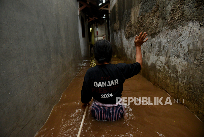 Warga beraktivitas saat pemukimannya terendam banjir di kawasan Jalan Mandala 2 Bawah RT 8 RW 2, Cilandak Barat, Jakarta Selatan, Ahad (7/1/2024). Banjir setinggi sekitar 1,5 meter merendam satu RT di kawasan tersebut pada pukul 13.30 WIB akibat intensitas hujan yang tinggi,  dan hingga  pukul 18.48 WIB banjir masih belum surut.