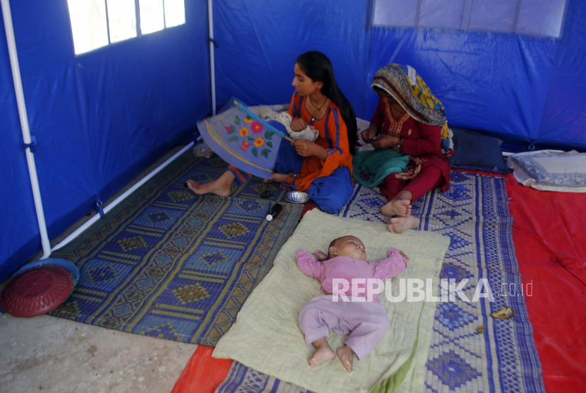 Korban banjir beristirahat setelah hujan deras di sebuah kamp di Hyderabad, Pakistan, Selasa, 6 September 2022. Di Pakistan yang dilanda banjir di mana musim muson yang belum pernah terjadi sebelumnya telah menewaskan ratusan orang, hujan kini mengancam situs arkeologi kuno kembali 4.500 tahun, kata kepala pejabat situs itu Selasa.