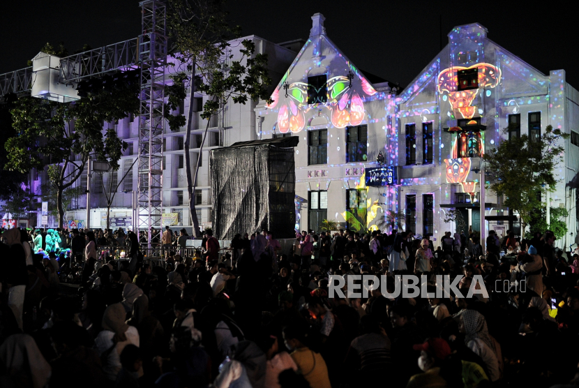 Warga memadati kawasan Kota Tua untuk menyaksikan pertunjukan video mapping pada Jakarta Light Festival 2024 di Museum Sejarah Jakarta Fatahillah Kota Tua, Jakarta, Ahad (23/6/2024). Jakarta Light Festival yang menampilkan pertunjukan video mapping tersebut merupakan rangkaian perayaan HUT ke-497 Kota Jakarta.