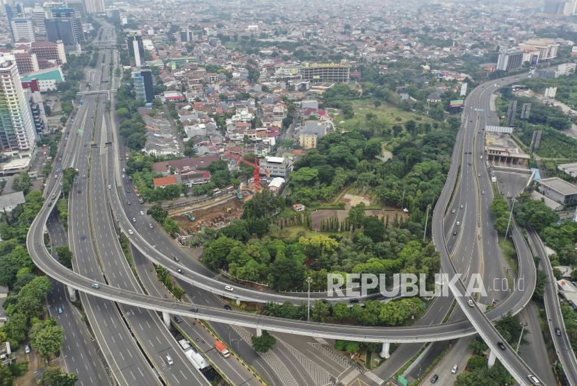 Foto udara suasana di salah satu ruas jalan di Jakarta, Minggu (5/4/2020). Pemprov DKI Jakarta telah mengajukan penerapan Pembatasan Sosial Berskala Besar (PSBB) ke Kemeterian Kesehatan untuk percepatan penanganan  Covid-19 di ibu kota