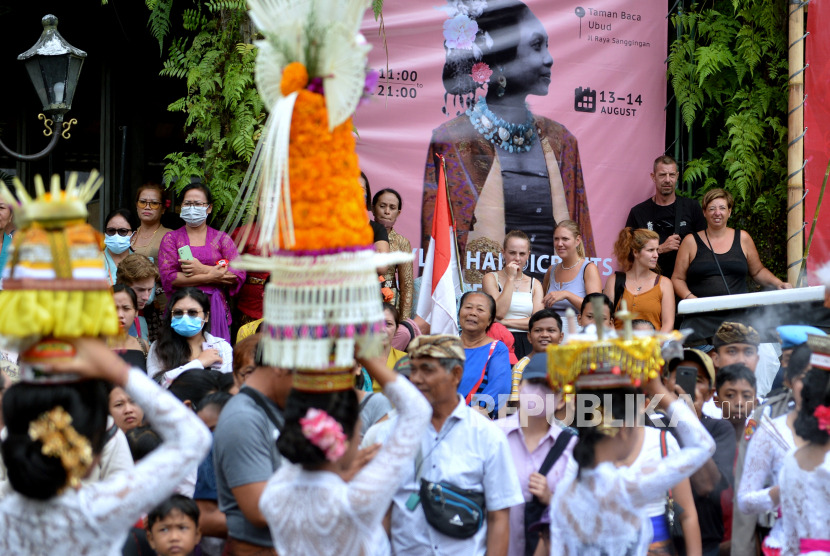 Warga dan wisatawan mancanegara menyaksikan parade seni kemerdekaan di kawasan Ubud, Gianyar, Bali, Rabu (17/8/2022). Parade seni dalam rangka peringatan HUT ke-77 Kemerdekaan RI yang diikuti oleh ratusan warga dan seniman itu diselenggarakan untuk memperkuat rasa nasionalisme dan menjadi atraksi wisata bagi wisatawan domestik dan mancanegara. Bali Terpilih Jadi Destinasi Wisata Paling Membuat Bahagia