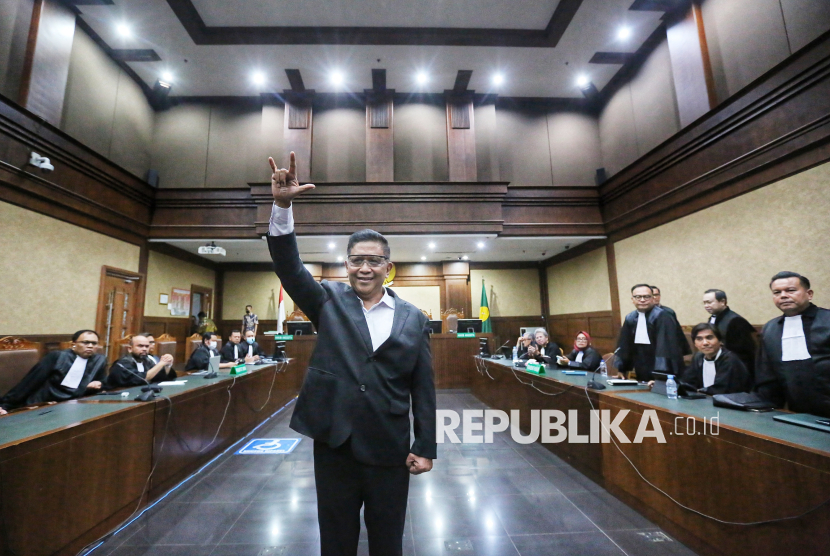 Sekjen PDIP Hasto Kristiyanto bersiap menjalani sidang pembacaan putusan di Pengadilan Tipikor, Jakarta, Jumat (25/7/2025).