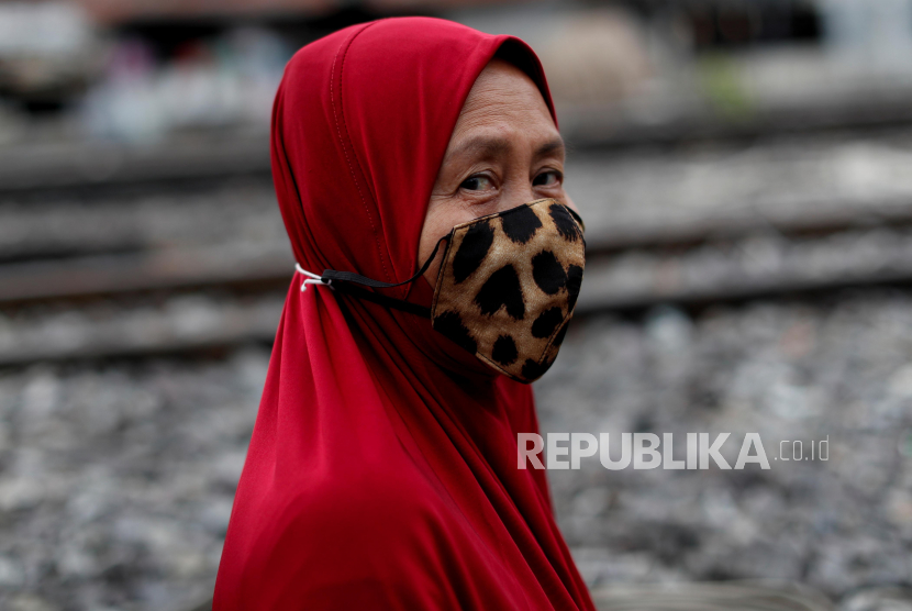 Seorang wanita muslim di Bangkok mengenakan masker bermotif tutul. Thailand laporkan enam kasus baru infeksi virus corona (Covid-19).